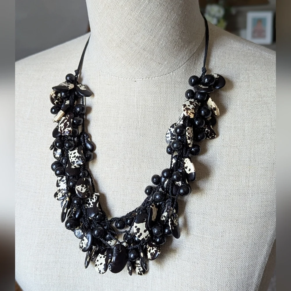 Elegant Black and White Beaded Necklace - Picture 2 of 4